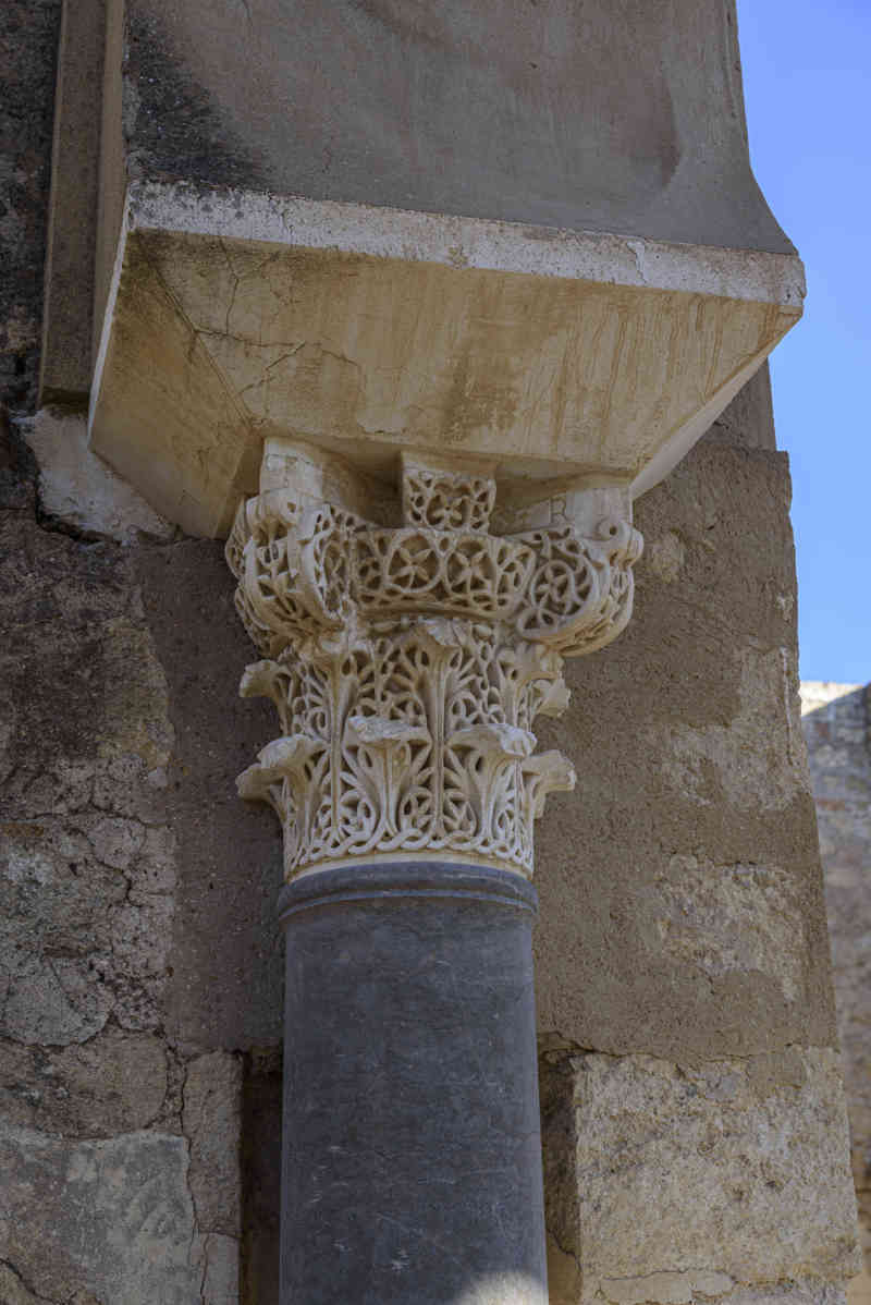 Córdoba - conjunto arqueológico Madinat al-Zahra o ciudad califal de Medina Azahara 08 - Basílica superior.jpg